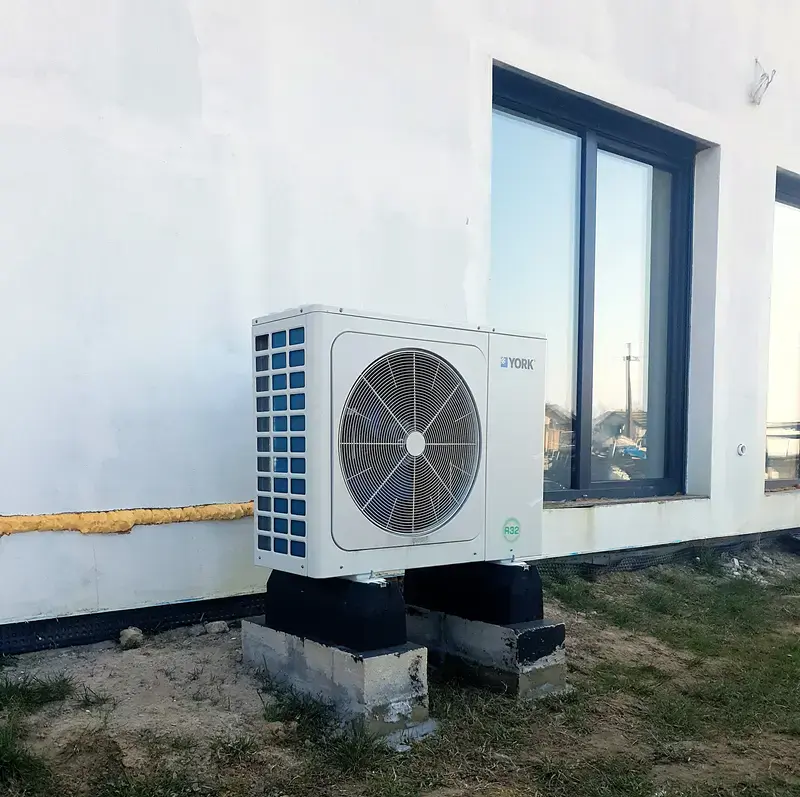 Pompa ciepła 10kW jednostka zewnętrzna realizacja inwestycji